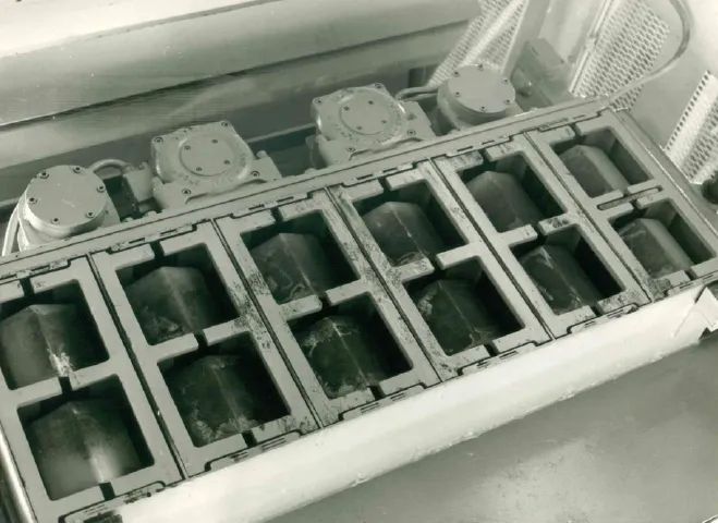 Stampo per blocchi in cemento su una vibropressa Rosacometta