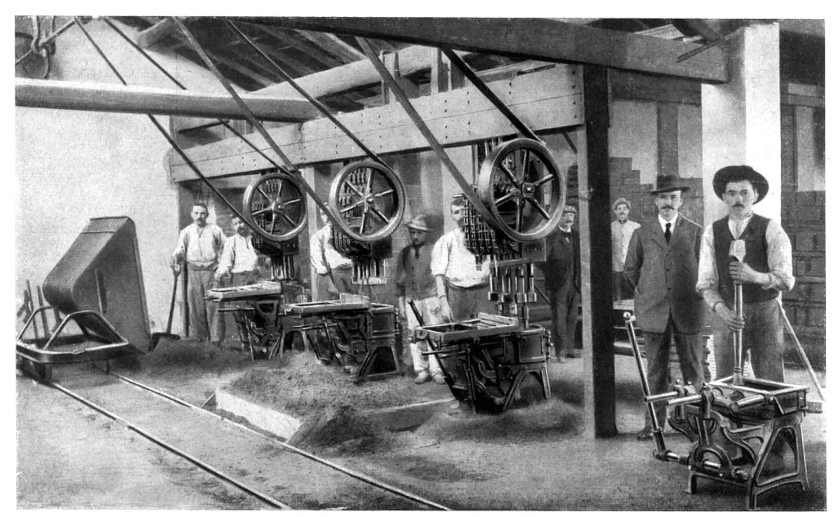 Produzione di blocchi in cemento con macchine Rosacometta a Milano, foto d’epoca
